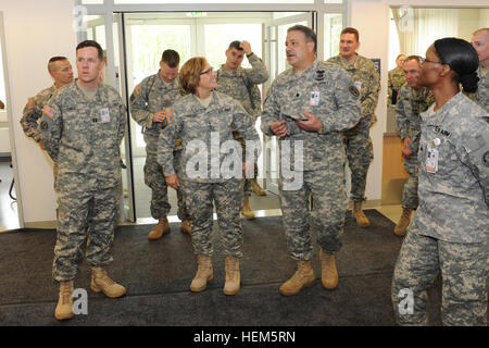 Leutnant General Patricia D. Horoho, 43. Surgeon General der United States Army und Commander, US Army Medical Command, die Rose Barracks, Deutschland, Troop medizinische Klinik besucht und erhält eine Tour von Oberstleutnant Roman B. Reyes (rechts), Leiter der TMC und Captain Brian P. Cahill (links), 2nd Cavalry Regiments Krankenschwester am 9. Mai 2012.  Die Bedeutung der Partnerschaft zwischen FORSCOM und MEDCOM Einheiten bei der Verbesserung der medizinischen Bereitschaft des 2. Kavallerie-Regiment wurde Generalleutnant Horoho Besuchs hervorgehoben. Generalleutnant Horoho ist die erste Frau ein Stockfoto