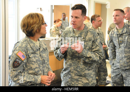 Captain Brian P. Cahill, 2. Kavallerie-Regiments-Krankenschwester, Schriftsätze Generalleutnant Patricia D. Horoho, 43. Surgeon General der United States Army und Commander, US Army Medical Command über die Durchführung der militärischen Gesundheitssystem electronic Health Records, AHLTA, in der medizinischen Klinik der Truppe in Rose Barracks, Deutschland am 9. Mai 2012.  Umsetzung der EHR auf die TMC ermöglicht das Regiment medizinischer Leistungserbringer auf Dokument Soldat medizinische Versorgung, die bei jeder medizinischen Behandlung Militäranlage in der Welt angesehen werden kann.  Nach dem neuen System, Soldaten, die Pflege in Einrichtungen, in Stockfoto