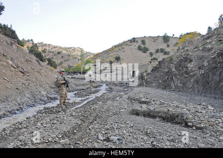 US Fallschirmjäger, die Chaos-Truppe, 1. Staffel (Airborne), 40. Kavallerie-Regiment zugewiesen ziehen Sicherheit in einem Wadi nach Demontage aus dem Bergwerk resistente Hinterhalt geschützt Fahrzeug in der Nähe der Shewak während einer Patrouille unter der Leitung der afghanischen Nationalarmee Mai 10. Chaos Truppe oder 'C' Truppe ist stationiert in Combat Outpost Wilderness und ist Teil der Task Force 4-25 Brigade zur Unterstützung der Operation Enduring Freedom bereitgestellt. Wo die wilden Kerle wohnen - ein Foto-Essay von COP Wildnis 580080 Stockfoto