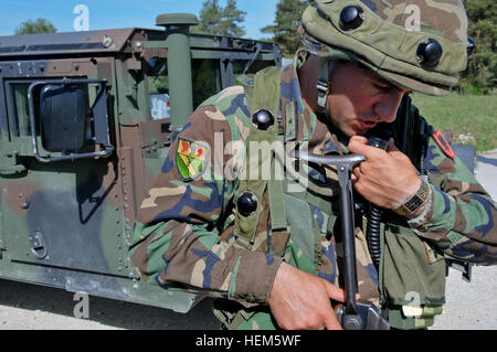 Ein albanischer Soldat, replizieren Afghan National Army, sendet auf Radio während ein Operational Mentor Liaison Teams (OMLT)-Übung auf der Joint Multinational Readiness Center in Hohenfels, Deutschland, 10. Mai 2012.  OMLT XXIII und Polizei Operational Mentor Liaison Team VII Ausbildung sollen Einsatz in Afghanistan mit der Fähigkeit zu trainieren, beraten und ermöglichen die Afghan National Security Force in Bereichen wie zur Niederschlagung von Aufständen, Bekämpfung Beratungs- und Kraft ermöglicht Operationen zur Unterstützung des Teams vorbereiten. (US Armee-Foto von Sgt. Kirk Evanoff/nicht veröffentlicht) NATO operative Mento Stockfoto