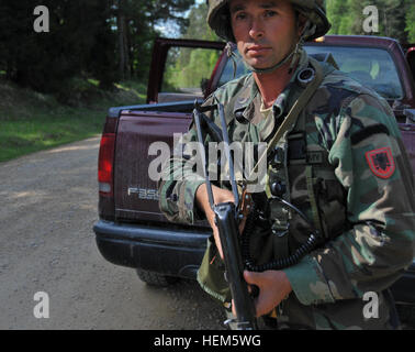 Ein albanischer Soldat, replizieren Afghan National Army, zieht Sicherheit während einer Übung Operational Mentor Liaison Teams (OMLT) an den Joint Multinational Readiness Center in Hohenfels, Deutschland, 10. Mai 2012.  OMLT XXIII und Polizei Operational Mentor Liaison Team VII Ausbildung sollen Einsatz in Afghanistan mit der Fähigkeit zu trainieren, beraten und ermöglichen die Afghan National Security Force in Bereichen wie zur Niederschlagung von Aufständen, Bekämpfung Beratungs- und Kraft ermöglicht Operationen zur Unterstützung des Teams vorbereiten. (US Armee-Foto von Sgt. Kirk Evanoff/nicht veröffentlicht) NATO Operational Mentor Liai Stockfoto