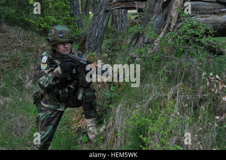 Ein albanischer Soldat, replizieren Afghan National Army, bereitet sich auf einen Gegenangriff während ein Operational Mentor Liaison Teams (OMLT)-Übung auf der Joint Multinational Readiness Center in Hohenfels, Deutschland, 10. Mai 2012.  OMLT XXIII und Polizei Operational Mentor Liaison Team VII Ausbildung sollen Einsatz in Afghanistan mit der Fähigkeit zu trainieren, beraten und ermöglichen die Afghan National Security Force in Bereichen wie zur Niederschlagung von Aufständen, Bekämpfung Beratungs- und Kraft ermöglicht Operationen zur Unterstützung des Teams vorbereiten. (US Armee-Foto von Sgt. Kirk Evanoff/nicht veröffentlicht) NATO-Operation Stockfoto