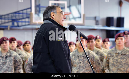 US-Verteidigungsminister Leon Panetta besucht mit Soldaten der US Army Europe 173rd Airborne Brigade Combat Team bei Caserma Ederle in Vicenza, Italien, 17. Januar. Panetta führte eine einstündige Bürgerversammlung mit Soldaten der 173. ABCT, beantwortete Fragen und trat Truppen zur Mittagszeit im Süden der Alpen Dining Facility. Danach setzte er auf das Vereinigte Königreich, seine letzten Übersee-Tournee als der Nation Top Verteidigung offizielle abzuschließen. (Foto: Davide Dalla Massara, Vicenza Fotolabor) US-Verteidigungsminister Leon Panetta besucht Vicenza, Januar 2013 130117-A-DO858-009 Stockfoto