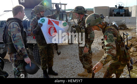 Ein deutscher Soldat aus der Operational Mentor Liaison Teams (OMLT) 9 zeigt Stopp-Schilder einer albanischen Soldaten, afghanische Nationalarmee während einer Bekämpfung operative Position Verteidigung Übung auf der Joint Multinational Readiness Center in Hohenfels, Deutschland, 11. Mai 2012 zu replizieren.  OMLT XXIII und Polizei Operational Mentor Liaison Team VII Ausbildung sollen Einsatz in Afghanistan mit der Fähigkeit zu trainieren, beraten und ermöglichen die Afghan National Security Force in Bereichen wie zur Niederschlagung von Aufständen, Bekämpfung Beratungs- und Kraft ermöglicht Operationen zur Unterstützung des Teams vorbereiten. (US Army pho Stockfoto