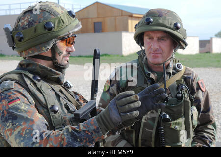 Ein deutscher Soldat aus der Operational Mentor Liaison Teams (OMLT) 9 bespricht defensiven Positionierung mit einem albanischen Soldaten, replizieren afghanische Nationalarmee während einer Bekämpfung operative Position Verteidigung Übung auf der Joint Multinational Readiness Center in Hohenfels, Deutschland, 11. Mai 2012.  OMLT XXIII und Polizei Operational Mentor Liaison Team VII Ausbildung sollen vorbereiten Mannschaften für den Einsatz in Afghanistan mit der Fähigkeit zu trainieren, beraten und ermöglichen die Afghan National Security Force in Bereichen wie zur Niederschlagung von Aufständen, Bekämpfung Beratungs- und Kraft ermöglicht Unterstützungsaktion Stockfoto