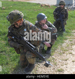 Bundeswehr-Soldaten aus dem Operational Mentor Liaison Teams (OMLT) 9-Scan für eingehende Mörtel Feuer während einer Kampfhandlungen Position Verteidigung Übung auf der Joint Multinational Readiness Center in Hohenfels, Deutschland, 11. Mai 2012.  OMLT XXIII und Polizei Operational Mentor Liaison Team VII Ausbildung sollen Einsatz in Afghanistan mit der Fähigkeit zu trainieren, beraten und ermöglichen die Afghan National Security Force in Bereichen wie zur Niederschlagung von Aufständen, Bekämpfung Beratungs- und Kraft ermöglicht Operationen zur Unterstützung des Teams vorbereiten. (US Armee-Foto von Spc. Fredrick J. Willis Jr./nicht Re Stockfoto