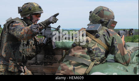 Ein deutscher Soldat aus der Operational Mentor Liaison Teams (OMLT) 9 Punkte, wo feindliche Feuer während einer Kampfhandlungen Position Verteidigung Übung auf der Joint Multinational Readiness Center in Hohenfels, Deutschland, 11. Mai 2012 kommt.  OMLT XXIII und Polizei Operational Mentor Liaison Team VII Ausbildung sollen Einsatz in Afghanistan mit der Fähigkeit zu trainieren, beraten und ermöglichen die Afghan National Security Force in Bereichen wie zur Niederschlagung von Aufständen, Bekämpfung Beratungs- und Kraft ermöglicht Operationen zur Unterstützung des Teams vorbereiten. (US Armee-Foto von Spc. Fredrick J. Willis Jr Stockfoto