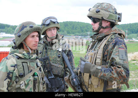 Deutsche Soldaten aus einer operativen Mentor Liaison Teams (OMLT) entwickeln einen Plan, der Bewegung mit einem albanischen Soldaten, replizieren Afghan National Army, während ein OMLT-Übung auf der Joint Multinational Readiness Center in Hohenfels, Deutschland, 12. Mai 2012.  OMLT XXIII und Polizei Operational Mentor Liaison Team VII Ausbildung sollen Einsatz in Afghanistan mit der Fähigkeit zu trainieren, beraten und ermöglichen die Afghan National Security Force in Bereichen wie zur Niederschlagung von Aufständen, Bekämpfung Beratungs- und Kraft ermöglicht Operationen zur Unterstützung des Teams vorbereiten. (US Armee-Foto von Spc. Fredrick J Stockfoto