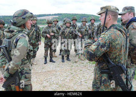 Ein deutscher Soldat von Operational Mentor Liaison Teams (OMLT) gibt nach Klage überprüfen zu albanischen Soldaten, afghanische Nationalarmee während einer OMLT-Übung auf der Joint Multinational Readiness Center in Hohenfels, Deutschland, 12. Mai 2012 zu replizieren.  OMLT XXIII und Polizei Operational Mentor Liaison Team VII Ausbildung sollen Einsatz in Afghanistan mit der Fähigkeit zu trainieren, beraten und ermöglichen die Afghan National Security Force in Bereichen wie zur Niederschlagung von Aufständen, Bekämpfung Beratungs- und Kraft ermöglicht Operationen zur Unterstützung des Teams vorbereiten. (Foto der US-Armee durch Spc. Fredrick J. W Stockfoto