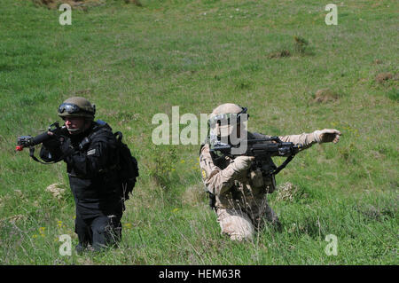 Kroatische 1st Lt. Sinisa Troha (rechts) von Recon Company, Garde Motorisierte Brigade und einem ukrainischen Soldaten darauf vorbereiten, einen Hügel während einer Übung Operational Mentor Liaison Teams (OMLT) auf das Joint Multinational Readiness Center in Hohenfels, Deutschland, 13. Mai 2012 Angriff.  OMLT XXIII und Polizei Operational Mentor Liaison Team VII Ausbildung sollen Einsatz in Afghanistan mit der Fähigkeit zu trainieren, beraten und ermöglichen die Afghan National Security Force in Bereichen wie zur Niederschlagung von Aufständen, Bekämpfung Beratungs- und Kraft ermöglicht Operationen zur Unterstützung des Teams vorbereiten. (US Army Foto b Stockfoto