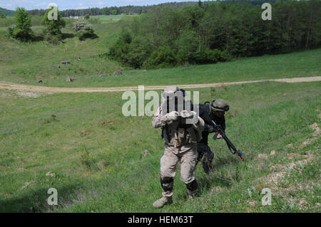 Kroatische 1st Lt. Sinisa Troha von Recon Company, Garde Motorisierte Brigade und einem ukrainischen Soldaten Angriff eines Hügels ein Operational Mentor Liaison Teams (OMLT) Training trainieren Sie in der Joint Multinational Readiness Center in Hohenfels, Deutschland, 13. Mai 2012.  OMLT XXIII und Polizei Operational Mentor Liaison Team VII Ausbildung sollen Einsatz in Afghanistan mit der Fähigkeit zu trainieren, beraten und ermöglichen die Afghan National Security Force in Bereichen wie zur Niederschlagung von Aufständen, Bekämpfung Beratungs- und Kraft ermöglicht Operationen zur Unterstützung des Teams vorbereiten. (US Armee-Foto von Sgt. Robert Sheet Stockfoto