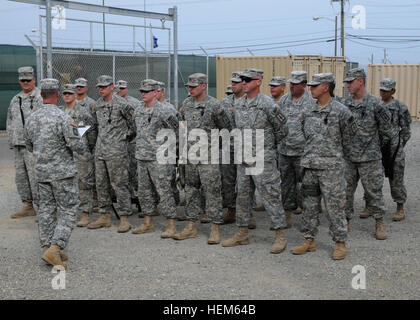 New York Army National Guard Bürger-Soldaten der 107. Military Police Company abgeschlossen eine fast einjährige Bereitstellung, Joint Task Force Guantanamo in diesem Monat. Mitglieder des Referats Utica, New York, mit Hauptsitz stehen in Bildung vor Beginn des Pflicht-Schicht. NY-Guard Referatsleiter Zuhause aus Guantanamo Bay 120514-A-YK528-337 Stockfoto