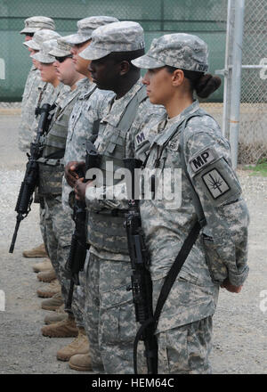 New York Army National Guard Bürger-Soldaten der 107. Military Police Company abgeschlossen eine fast einjährige Bereitstellung, Joint Task Force Guantanamo in diesem Monat. Mitglieder des Referats Utica, New York, mit Hauptsitz stehen in Bildung vor Beginn des Pflicht-Schicht. Referatsleiter in der Heimat von Guantanamo Bay 120514-A-YK528-379 NY Guard Stockfoto