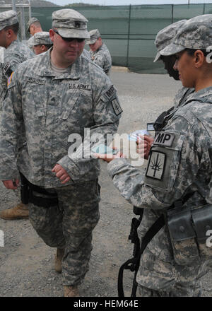 New York Army National Guard Bürger-Soldaten der 107. Military Police Company abgeschlossen eine fast einjährige Bereitstellung, Joint Task Force Guantanamo in diesem Monat. Sgt. Joshua Wilder, prüft Links, Mitglieder des Utica, New York, mit Sitz-Einheit vor der Pflicht Schicht beginnen. Referatsleiter in der Heimat von Guantanamo Bay 120514-A-YK528-461 NY Guard Stockfoto