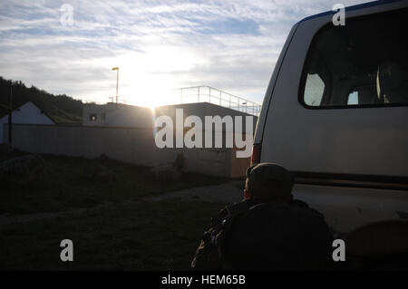 Ukrainische Soldaten, replizieren von afghanischen Uniform Polizei ruft einen kroatischen Soldaten von Recon Company, Garde Motorisierte Brigade während ein Operational Mentor Liaison Teams (OMLT)-Übung auf der Joint Multinational Readiness Center in Hohenfels, Deutschland, 15. Mai 2012. OMLT XXIII und Polizei Operational Mentor Liaison Team VII Ausbildung sollen Einsatz in Afghanistan mit der Fähigkeit zu trainieren, beraten und ermöglichen die Afghan National Security Force in Bereichen wie zur Niederschlagung von Aufständen, Bekämpfung Beratungs- und Kraft ermöglicht Operationen zur Unterstützung des Teams vorbereiten. (US Armee-Foto von Stockfoto