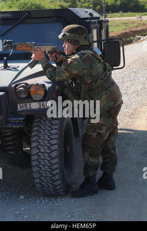 Ein albanischer Soldat, replizieren Afghan National Army, kehrt Feuer aus der Deckung heraus während einer operativen Mentor Liaison Teams (OMLT) Übung auf der Joint Multinational Readiness Center in Hohenfels, Deutschland, 15. Mai 2012.  OMLT XXIII und Polizei Operational Mentor Liaison Team VII Ausbildung sollen Einsatz in Afghanistan mit der Fähigkeit zu trainieren, beraten und ermöglichen die Afghan National Security Force in Bereichen wie zur Niederschlagung von Aufständen, Bekämpfung Beratungs- und Kraft ermöglicht Operationen zur Unterstützung des Teams vorbereiten. (US Armee-Foto von Spc. Fredrick J. Willis Jr. /Not veröffentlicht) N Stockfoto