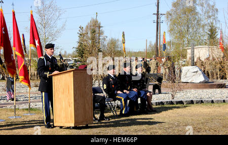 Kol. Todd R. Wood, Kommandeur der 1st Stryker Brigade Combat Team, 25. US-Infanteriedivision in Fort Wainwright, Alaska 16. Mai 2012 statt. Das Denkmal geehrt die 21 gefallenen Soldaten verloren während die Brigade in Südafghanistan bereitgestellt wurde. Arktische Wölfe Gedenkfeier 120517-A-BE343-006 Stockfoto