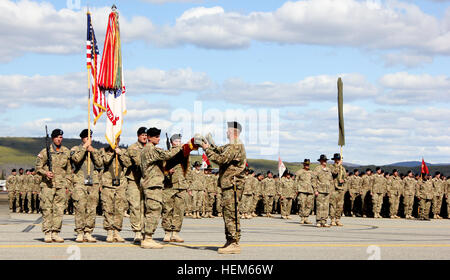 Kol. Todd R. Wood, ehemaliger Kommandant der 1st Stryker Brigade Combat Team, 25. Infanterie-Division und Command Sergeant Major Bernie Knight entfalten die Brigade Farben während einer Re-Einsatz-Zeremonie am Fort Wainwright Ladd Army Airfield, 16. Mai 2012. Arktische Wölfe Umschichtung Zeremonie 120516-A-BE343-003 Stockfoto