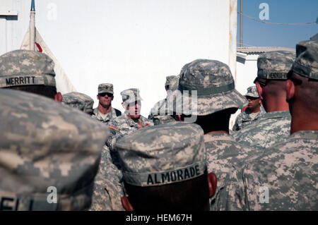 Command Sergeant Major Frank A. Grippe, Befehl Sergeant-Major der US Army Central Command, spricht mit Soldaten aus dem 1. Bataillon, 94. Feldartillerie, vom Joint Base Lewis-McChord, Wash., 17. Mai 2012 im Joint Training Center in Jordanien. Grippe kam nach Jordanien mit Soldaten zu besuchen, und sprechen Sie mit ihnen über anstehende Änderungen in der Armee. Armeeführung besucht Truppen in Jordanien 120517-A-LZ991-983 Stockfoto