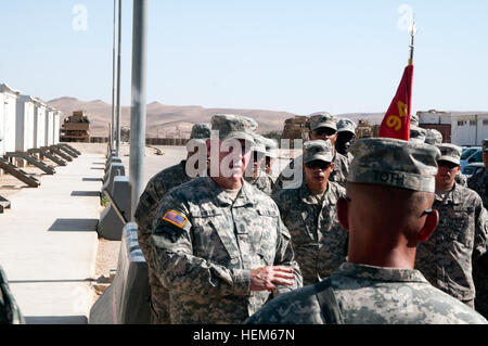 Command Sergeant Major Frank A. Grippe, Befehl Sergeant-Major der US Army Central Command, spricht mit Soldaten aus dem 1. Bataillon, 94. Feldartillerie, vom Joint Base Lewis-McChord, Wash., 17. Mai 2012 im Joint Training Center in Jordanien. Grippe kam nach Jordanien mit Soldaten zu besuchen, und sprechen Sie mit ihnen über anstehende Änderungen in der Armee. Armeeführung besucht Truppen 120517-A-PF724-311 Stockfoto