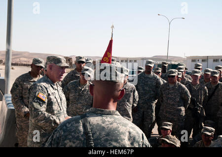 Command Sergeant Major Frank A. Grippe, Befehl Sergeant-Major der US Army Central Command, spricht mit Soldaten aus dem 1. Bataillon, 94. Feldartillerie, vom Joint Base Lewis-McChord, Wash., 17. Mai 2012 im Joint Training Center in Jordanien. Grippe kam nach Jordanien mit Soldaten zu besuchen, und sprechen Sie mit ihnen über anstehende Änderungen in der Armee. Armeeführung besucht Truppen 120517-A-PF724-377 Stockfoto