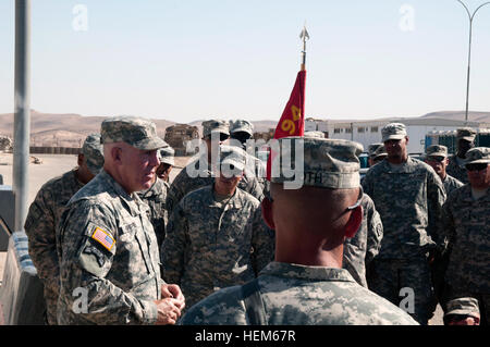 Command Sergeant Major Frank A. Grippe, Befehl Sergeant-Major der US Army Central Command, spricht mit Soldaten aus dem 1. Bataillon, 94. Feldartillerie, vom Joint Base Lewis-McChord, Wash., 17. Mai 2012 im Joint Training Center in Jordanien. Grippe kam nach Jordanien mit Soldaten zu besuchen, und sprechen Sie mit ihnen über anstehende Änderungen in der Armee. Armeeführung besucht Truppen 120517-A-PF724-441 Stockfoto