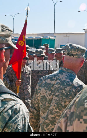 Command Sergeant Major Frank A. Grippe, Befehl Sergeant-Major der US Army Central Command, spricht mit Soldaten aus dem 1. Bataillon, 94. Feldartillerie, vom Joint Base Lewis-McChord, Wash., 17. Mai 2012 im Joint Training Center in Jordanien. Grippe kam nach Jordanien mit Soldaten zu besuchen, und sprechen Sie mit ihnen über anstehende Änderungen in der Armee. Armeeführung besucht Truppen in Jordanien 120517-A-LZ991-536 Stockfoto