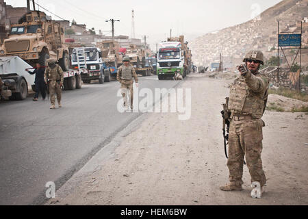 PARWAN Provinz, Afghanistan--US Armee Sgt. David Fontenot, gebürtig aus Opelousas, Louisiana, ein Befehlshaber für die Louisiana Nationalgarde 1086th Transportation Company, Task Force Principato, führt rund um seinen Konvoi bei einem kurzen Stopp in Kabul. Das Gerät wurde auf eine 5-Tage, 400 Meilen hin-und Konvoi von BAF nach vorwärts Operating Base Krieger auf Afghanistans berüchtigten Highway 1 Umhüllung. (Foto: U.S. Army Sgt Ken Scar, 7. Mobile Public Affairs-Abteilung) Transport Unternehmen steuert die Nacht auf einem der Afghanistan %%% E2 %%% 80 %%% 99s gefährlichsten Straßen 1205 Stockfoto