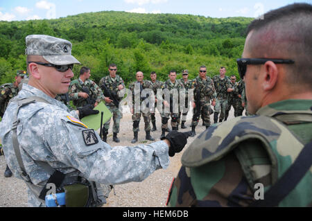 Beobachter-Controller Sgt. 1. Klasse Marc Turner, von US Army Europe Joint Multinational Training Command, spricht mit Soldaten aus der albanischen Landstreitkräfte wie sie nach Klage führen überprüfen während der unmittelbaren Reaktion 2012 hier, 28. Mai 2012. Sofortige Antwort 2012 ist eine multinationale taktischen Bereich Trainingsübung, die mehr als 700 Mitarbeiter in erster Linie aus der US Army Europe 2nd Cavalry Regiment und kroatischen Streitkräfte, mit Kontingenten aus Albanien, einzubinden, wird Bosnien und Herzegowina, Montenegro und Slowenien. Mazedonien und Serbien sendet Beobachter an der Übung. Die Ausübung Stockfoto