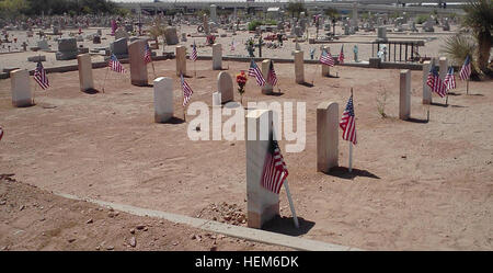 Der Grand Republik Bereich Armee in der Veteranen Sektion des Friedhofs, war mit Fahnen zu Ehren der Veteranen auf Concordia Friedhof in El Paso, Texas, 28.Mai begraben verziert. Am Memorial Day kamen viele Besucher in ihren Respekt für diejenigen Zahlen, die im Militär gedient haben. Friedhof erinnert sich an die Vergangenheit und stellt die neue 120528-A-WW110-004 Stockfoto