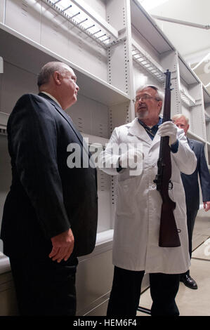 James Speraw, Armee-Kurator, zeigt unter den Secretary Of The Army Joseph W. Westphal eine T3E2 Semi-Automatic, Kaliber.276 experimentelle Gewehr bei der US Army Center of Military History Museum Support Center Facility, 30. Mai 2012, in Fort Belvoir, Virginia Dieses Gewehr, entwickelt von John Garand in Springfield Armory, war der Vorläufer der M1 Gewehr des zweiten Weltkriegs Ruhm.  Westphal besucht das Museum Support Center Facility Situationsbewusstsein und sehen die beeindruckende Sammlung von über 16.000 Stück der amerikanischen Geschichte in der State-of-the-Art Anlage untergebracht. Erhaltung und Schutz der Armee seine Stockfoto