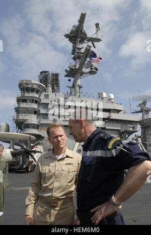 Die Führer der französischen und der US Navy treffen sich auf dem Flugdeck der USS John C. Stennis im NordArabischen Meer. Die FNS Charles de Gaulle, französischer nuklearbetriebener Flugzeugträger und Flaggschiff der Task Force 473, arbeitet mit der John C. Stennis Carrier Strike Group zusammen, um die Koalition für die Sicherheit und Operation Enduring Freedom zu unterstützen. Stockfoto