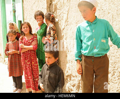 Afghanische Kinder versammeln sich in der Nähe von Khwahan, Provinz Badakhshan, Afghanistan, 3. Juni 2012. (Sgt. Kimberly Lamm) (Freigegeben) Afghanische Kinder in Badakhshan Provinz-2012 Stockfoto