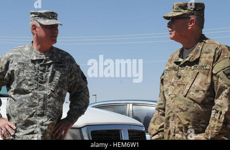 Generalmajor Bill Gerety, Kommandant 80. Training Command (TASS) und Oberstleutnant John Strahan, Kommandant Sicherheit Kräfte beratende Unterstützung Team, Abteilung 82 bei Gerety Besuch in der Einheit in Fort Bliss, Texas, 24. April 2014. Gerety und Command Sergeant Major Jim Wills, 80. TC senior Führer angeworben, verbrachte Zeit mit der Bürger-Soldaten vor ihrem Einsatz in Afghanistan im Mai 2014, beraten und unterstützen die afghanische Grenzpolizei im regionalen Kommando West in der Nähe der iranischen Grenze. Afghanistan gebunden SFAAT DET 82 von Generalmajor Gerety, Command Sergeant Major will 120606-A-KD890-658 besucht Stockfoto