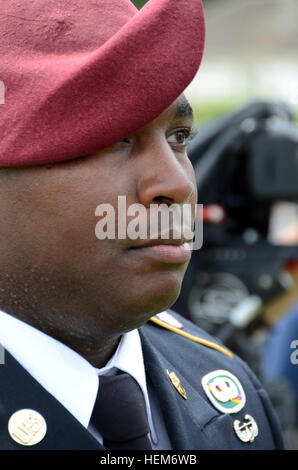 US Army Fallschirmjäger Sgt. 1. Klasse Pat Smith, Vereinigte Staaten Armee zivile Angelegenheiten & psychologische Operations Command (Airborne) aus Fort Bragg, N.C., steht in Parade Ruhe während einer Zeremonie zum 68. Jahrestag des d-Day Invasion, Ranville British Cemetery, Frankreich, 6. Juni 2012. Fallschirmjäger der Alliierten Nationen sammeln in der Normandie jedes Jahr als Erinnerung an die Wehrpflicht Mitglieder kämpften bei den Bemühungen um Nazi-besetzten Europa während des zweiten Weltkriegs am 6. Juni 1944 zu befreien. Das Gedenken, das Zeremonien für die Service-Mitglieder umfasst, ihre li gab Stockfoto