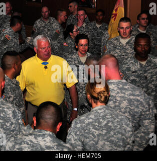 Ehrenmedaille Empfänger, ehemaliger Navy SEAL Lt. Michael E. Thornton, spricht mit Soldaten zugewiesen das 11. Luft-Verteidigung-Artillerie-Brigade, 32. Armee Air and Missile Defense Command in Fort Bliss, Texas, 7. Juni 2012. Thornton besucht die Soldaten der 11. ADA-BDE und teilten mit ihnen seine Geschichte der Kameradschaft, selbstloser Dienst und seine Heldentaten während seiner letzten Dienstzeit in Vietnam führt das Leben eines anderen Siegel gerettet. Ehemaliger U.S. Navy Lt. Michael E. Thornton, Mittelweg, Ehrenmedaille Empfänger und ein ehemaliger Navy SEAL, trifft sich mit Soldaten der 11. Air Defe zugewiesen Stockfoto