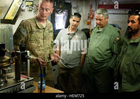 US Armee Sgt. Joseph Carr, gebürtig in Pensacola, Florida, serviert mit den 122. Aviation Support Battalion, 82. Combat Aviation Brigade, zeigt Offizieren aus dem afghanischen Ministerium der Innenraum spezielle Missionen Flügel wie Test Druck auf eine Hydraulikleitung, die sie gerade gemacht. Carr war einer der mehrere Ausbilder während eines USA-afghanischen Luftfahrt Wartung Partnerschaft auf Bagram Air Field, Afghanistan, Juni 9. US-Luftfahrt Mechanik teilst Techniken mit ihren afghanischen Kollegen zu helfen, ihre Wartungsarbeiten effizienter und sicherer werden. U.S.-afghanischen Partnerschaft schafft Wartung zu verbessern Stockfoto