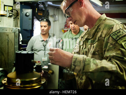 US Armee Sgt. Joseph Carr, gebürtig in Pensacola, Florida, serviert mit den 122. Aviation Support Battalion, 82. Combat Aviation Brigade, zeigt Offizieren aus dem afghanischen Ministerium der Innenraum spezielle Missionen Flügel wie Test Druck auf eine Hydraulikleitung, die sie gerade gemacht. Carr war einer der mehrere Ausbilder während eines USA-afghanischen Luftfahrt Wartung Partnerschaft auf Bagram Air Field, Afghanistan, Juni 9. US-Luftfahrt Mechanik teilst Techniken mit ihren afghanischen Kollegen zu helfen, ihre Wartungsarbeiten effizienter und sicherer werden. U.S.-afghanischen Partnerschaft schafft Wartung zu verbessern Stockfoto