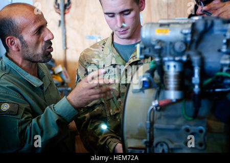 US Army Spc William Yarbrough, 122. Aviation Support Battalion, 82. Combat Aviation Brigade, ein Eingeborener von Macon, Georgia, zeigt 1st Lt. Abdul Sami Bakhshi eine Glasfaser-Kamera verwendet, um das Innere des Flugzeugs Motorkomponenten zu untersuchen. Yarbrough war einer der mehrere Demonstranten unterstützen eine gemeinsame US-afghanischen partnerschaftlich mit dem afghanischen Ministerium des inneren spezielle Missionen Flügels konzipiert, Luftfahrt-Wartung und Sicherheit-Techniken zu teilen. U.S.-afghanischen Partnerschaft führt zu einer Verbesserung der Wartung 600448 Stockfoto