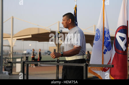 Lt. gen Vincent K. Brooks, Dritte Armee/ARCENT Kommandierender general, spricht mit Service-Mitglieder während der 237. Armee Geburtstagsfeier im Camp Arifjan, Kuwait, Juni 14. Dritte Armee/ARCENT sponserte auch ein 5 K Run/Walk als Bestandteil der Armee Birthday Bash. Dritte Armee/ARCENT statt zwei Zeremonien, Feiern der Armee Geburtstag, in Kuwait und Shaw Air Force Base, S.C (Foto bereitgestellt von 12.-PAD) Kuwait Armee feiert Geburtstag 603907 Stockfoto