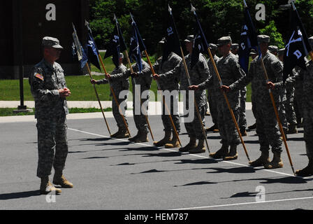Die Feuerwehrsoldaten der US-Armee erhalten Feedback von ihrem Kommandanten, nachdem sie vom 11. Bis 15. Juni den Wettbewerb zum besten Feuerwehrteam in Fort Drum, New York, absolviert haben und ihr Wissen und ihre Fähigkeiten getestet haben. Stockfoto