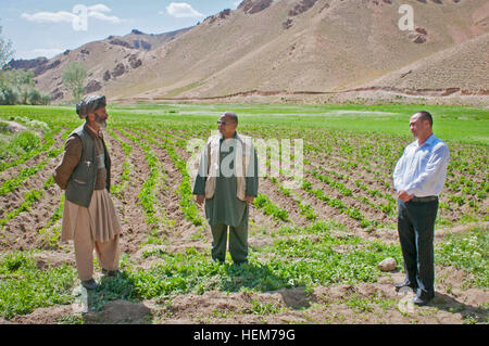 BAMYAN Provinz, Afghanistan--Dr. Shrikant S. Jagtap (Mitte), der senior Landwirtschaft Berater für Bamyan Provincial Reconstruction Team und sein Dolmetscher, Hamidullah, besprechen Sie landwirtschaftliche Programme mit Saywed Khadin, ein Kartoffel-Bauer, vor einem seiner Felder. Kartoffeln sind die wichtigsten Einnahmequelle für die Provinz, die Millionen von Dollar, um seine Wirtschaft jedes Jahr trägt geworden. (Foto: U.S. Army Sgt Ken Scar, 7. Mobile Public Affairs-Abteilung) Menschen von Bamyan-6 Stockfoto