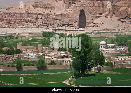 BAMYAN Provinz, Afghanistan - Hohlraum wo die größte der Statuen Buddhas von Bamiyan, bekannt als der "Vater Buddha", überragt das Bamiyan-Tal, 16. Juni 2012 stehen. Die monumentalen Statuen wurden 507 und 554 n. Chr. erbaut und waren die größten Statuen von Buddha auf der Erde stehen, bis sie die Taliban im Jahr 2001 gesprengt. (Foto: U.S. Army Sgt Ken Scar, 7. Mobile Public Affairs-Abteilung) Bamiyan-Tal in 2012 Stockfoto