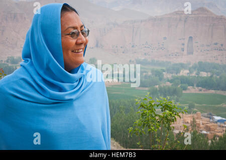 BAMYAN Provinz, Afghanistan - Bamyan Landeshauptmann Dr. Habiba Sarabi steht auf einer Terrasse mit Blick auf die Bamyan Flusstal, wo die alten stehende Buddhas von Bamiyan Statuen verwendet, um ihren Wohnsitz in zwei riesige Einsätze, von denen hier, 18. Juni 2012 zu sehen. Sarabi ist die einzige weibliche afghanische Provinzgouverneur in der Geschichte.  (Foto: U.S. Army Sgt Ken Scar, 7. Mobile Public Affairs-Abteilung) HS-Bamyan-2 Stockfoto