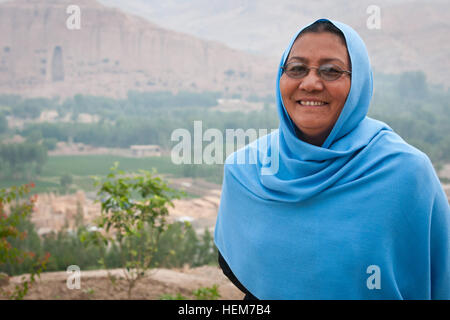 BAMYAN Provinz, Afghanistan - Bamyan Landeshauptmann Dr. Habiba Sarabi steht auf einer Terrasse mit Blick auf die Bamyan Flusstal, wo die alten stehende Buddhas von Bamiyan Statuen verwendet, um ihren Wohnsitz in die riesigen Intarsien, von denen hier, 6. Juni 2012 zu sehen. Sarabi ist die einzige weibliche afghanische Provinzgouverneur in der Geschichte.  (Foto: U.S. Army Sgt Ken Scar, 7. Mobile Public Affairs-Abteilung) HS-Bamyan Stockfoto