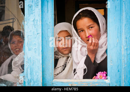 BAMYAN Provinz, Afghanistan - zwei Schule Mädchen Uhr durch ein Fenster als Soldaten aus dem Bamyan Malaysain Kontingent, die Bestandteil der Bamyan Provinicial Reconstruction Team ist, installieren Sie ein Bio-Sandfilter-Wasser-System auf ihrem Schulgelände in der Nähe der Stadt von Bamyan 6. Juni 2012. Es gibt mehr als 120.000 Kinder in der Schule in der Provinz, von der fast die Hälfte Mädchen sind. Die malaysische Kontingent in Bamyan hat ein Ziel von aufstehen 50 Kliniken und Schulen in der Provinz bei einer 6-Monats-Bereitstellung. (Foto: U.S. Army Sgt Ken Scar, 7. Mobile Public Affairs-Abteilung) AFG Stockfoto