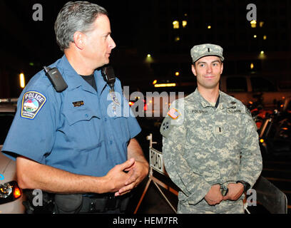 Offizier William Watson, Colorado Springs Police Department, organisiert eine Fahrt Fort Carson Soldat mit Höflichkeit Patrol Officer, 1st Lt. Greg Polster, executive Officer, Troop E, 1. Staffel, 10. Kavallerie-Regiment, 2nd Brigade Combat Team, 4. Infanterie-Division, in der Innenstadt von Colorado Springs, 22. Juni 2012. In den fast zwei Jahren seit seiner Gründung vorgesehen Fort Carson Höflichkeit Patrol Fahrten, um Hunderte von Soldaten. An manchen Abenden nur wenige Soldaten das Programm andere Nächte ein Dutzend nutzen können nach Hause begleitet. Fort Carson Höflichkeit Patrol schützt Soldaten 120623-A-YY130-59 Stockfoto