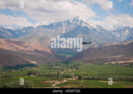 BAMYAN Provinz, Afghanistan - A UH-60 Black Hawk fliegt über das Flusstal Bamyan 24. Juni 2012. (Foto: U.S. Army Sgt Ken Scar, 7. Mobile Public Affairs-Abteilung) Black Hawk fliegt über ein Tal in Bamyan Stockfoto