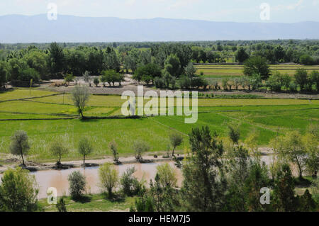 Der Blick von oben auf einem Hügel in Khawajah Bahawuddin, Provinz Badakhshan, Afghanistan, 27. Juni 2012. (37. IBCT Foto von Sgt. Kimberly Lamb) (Freigegeben) Hang-Blick in Khawajah Bahawuddin, Provinz Takhar, Afghanistan Stockfoto