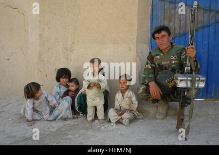 Ein Afghan National Army Soldat posiert mit afghanischen Kindern während einer gemeinsamen Patrouille mit US-Soldaten, Bravo Company, 2. Bataillon, 16. Infanterie-Regiment, 1st Infantry Division, in einem Dorf außerhalb Combat Outpost Bande Sardeh, Provinz Ghazni, Afghanistan, 2. Juli 2012 zugewiesen. (Foto: U.S. Army Spc. Matthew Wette / veröffentlicht) Gemeinsame Patrouille 120702-A-VR318-150 Stockfoto